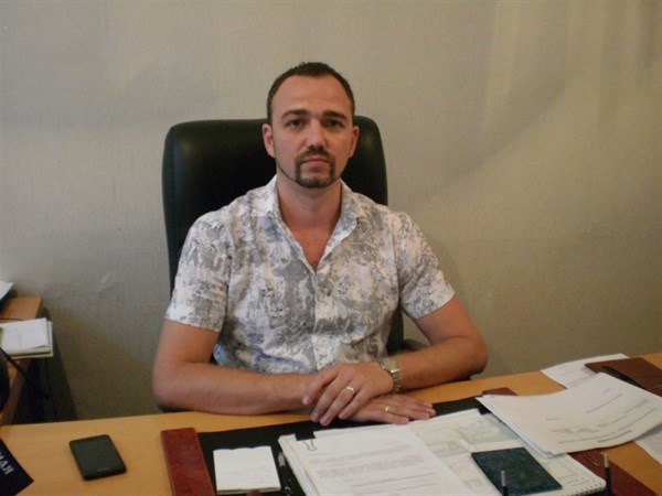 Экс-начальник горздрава Горловки Денис Таранов, задержанный за взяточничество, работает на АЗС в Крыму