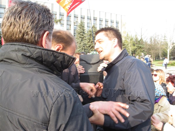 Попытка – не пытка: люди в масках и камуфляже накинулись на депутата Горловского горсовета, захотевшего снять флаг Донецкой народной республики  (ВИДЕО)