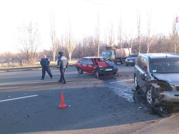 На въезде в Горловку произошла авария с участием двух джипов и "девятки". "Легковушка" пострадала больше всех (ФОТО, ВИДЕО)