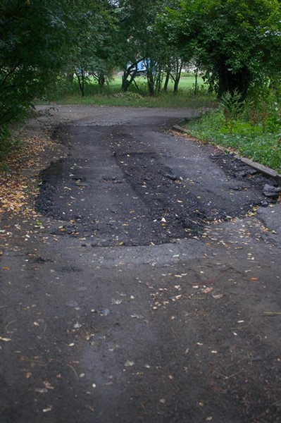 В Горловке латают ямы во дворах проспекта Победы 