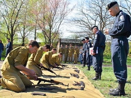 «Будущий воин» в Горловке: школьники будут  разбирать автомат Калашникова, метать гранаты и стрелять из пневматики