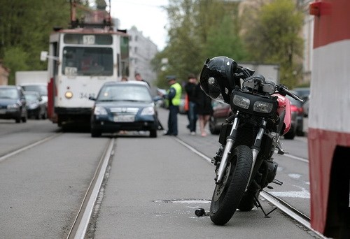 Попытка – не пытка: в Калининском районе шальной мотоциклист пытался обогнать джип