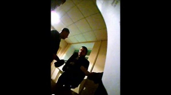 Злостное неповиновение: за видеосъемку в паспортном столе и отделении милиции горловчанину пообещали 15 суток ареста