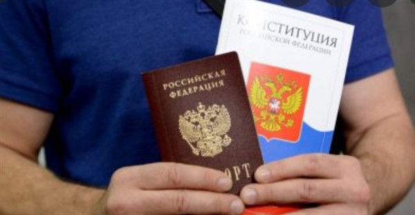 Выдача паспортов России жителям "ЛДНР" не значит их включение в состав страны - замглавы президента РФ