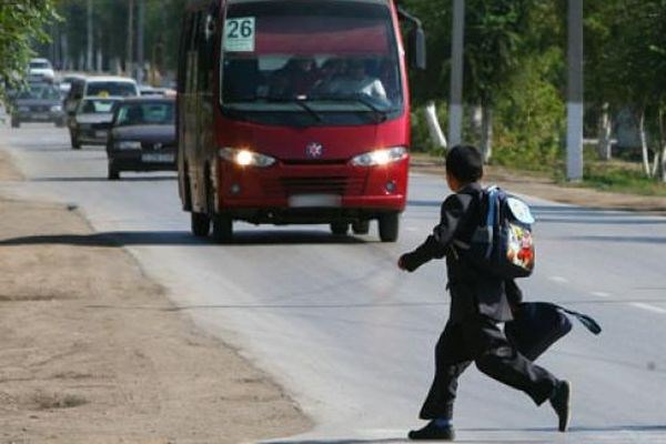 В жилмассиве Комсомолец автобус сбил школьника. Водитель «Богдана» отвез пострадавшего в больницу
