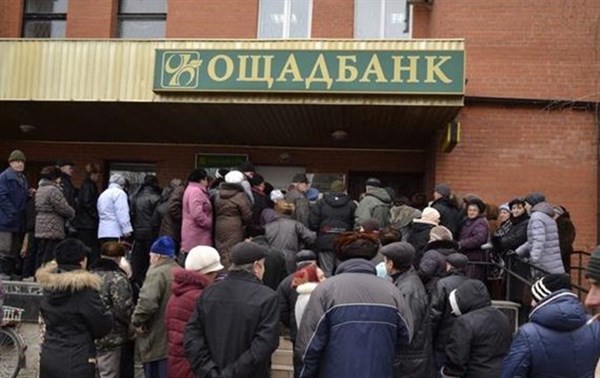 Переселенцы "ЛДНР" должны забрать платежные карты в "Ощадбанке". Больше их продлевать не будут