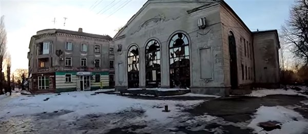 Теория разбитых окон в Горловке: как выглядит кинотеатр "Ровесник" и что внутри здания