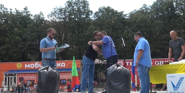 В Горловке разыскиваемый в Украине Армен Саркисян наградил мэра города от "ДНР" грамотой