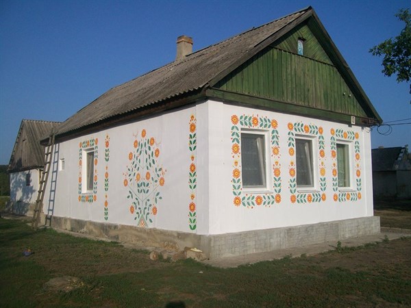 Художница из Горловки учила детей росписи сельской хаты (ФОТО)