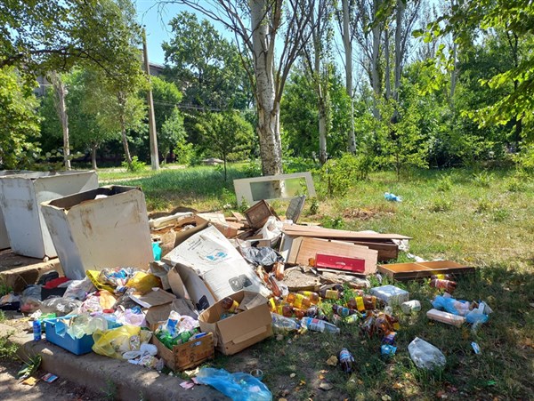 В центре Горловки образовываются свалки мусора