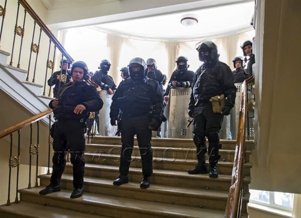 «Из центра в Славянске» есть приказ удерживать здание Горловского горуправления милиции любой ценой: сдаваться захватчики УВД не намерены