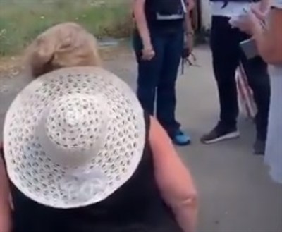 На блокпосте "ДНР" старики падают на колени и умоляют пропустить их домой (ВИДЕО)