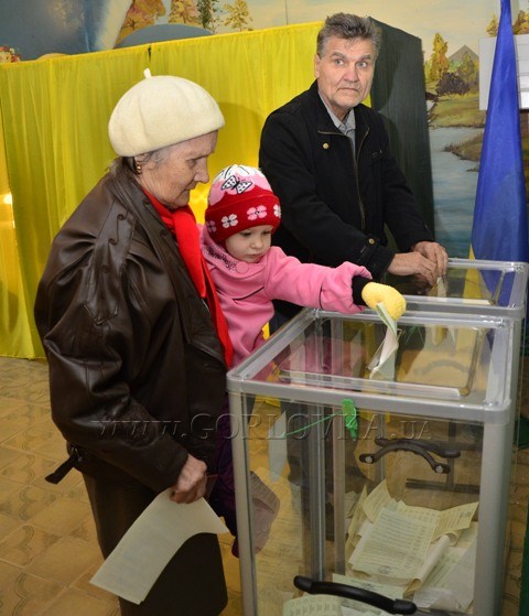 День выборов с Gorlovka.ua: на избирательные участки горловчан зазывают музыкой и «вкусненьким»