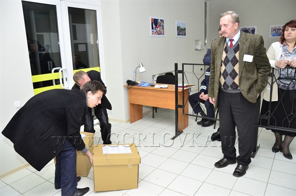 День выборов с Gorlovka.ua: в горловский окружком свозят коробки с избирательными бюллетенями