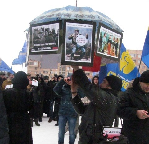 Горловский Евромайдан: «титушки» с «пионерскими галстуками» на лицах и создание оппозиционной межпартийной группы в  горсовете (ВИДЕО)