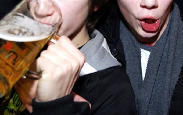 В Горловке двое подростков отравились на День шахтера «слабоалкоголкой», а один – угодил в открытый люк 