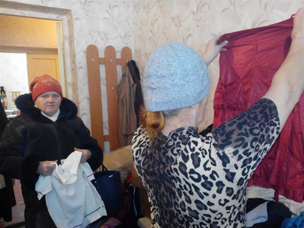 В Никитовском районе Горловки выдают гуманитарку детям и пожилым людям