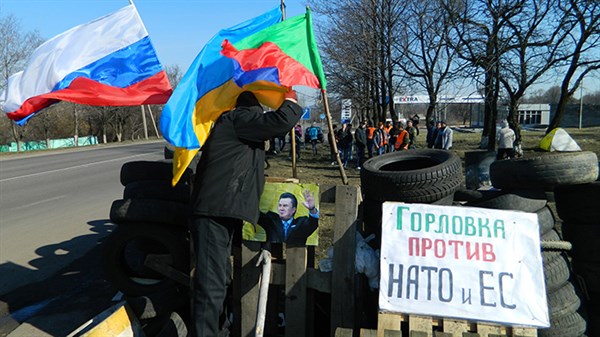 У организаторов  блокпоста на въезде в Горловку внезапно проснулась «любовь» к Януковичу, которого прежде иначе, кроме как предателем не называли (ФОТОРЕПОРТАЖ)