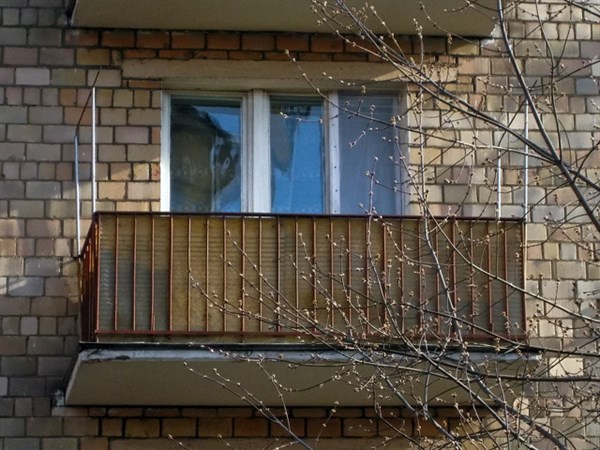 Горловчанка накануне 8 марта пыталась перелезть с одного балкона на другой и сорвалась вниз  