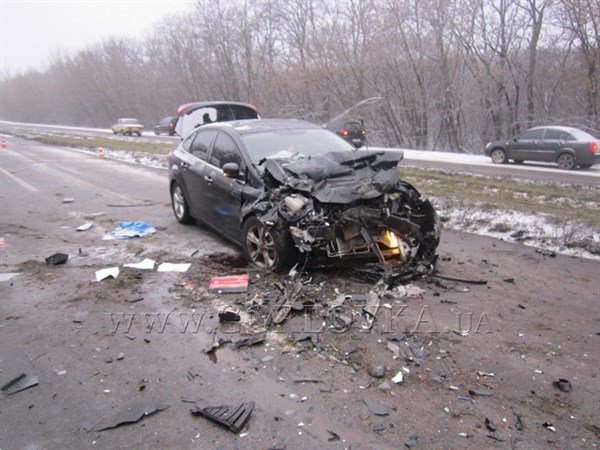 На трассе Горловка – Донецк водитель "Опеля" выехал на "встречку" и врезался в "Форд". Один пасажир погиб на месте ДТП, трое – в реанимации