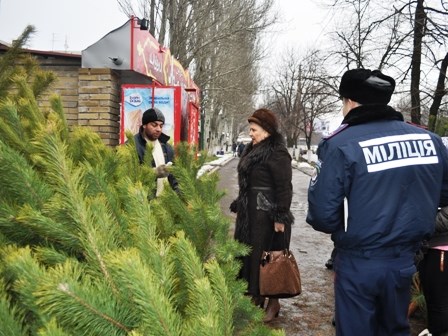 Рейд по елкам-2: в Горловке выявляют места, где продают "новогодние красавицы" без чипов (ФОТО)