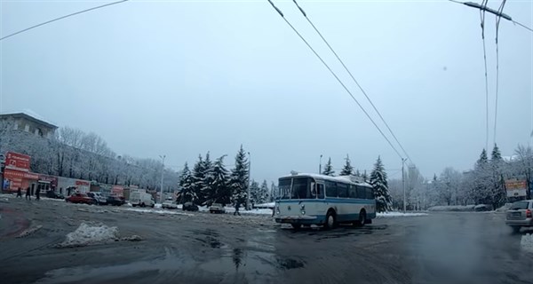 В Горловку пришла зима: блогеры снимали заснеженные улицы для тех, кто далеко от дома (ВИДЕО)