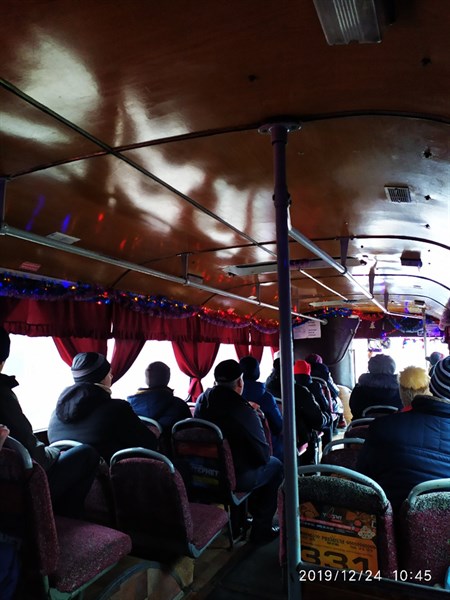 По Горловке ездит новогодний автобус. Пассажиры не могут нарадоваться (ФОТОФАКТ)