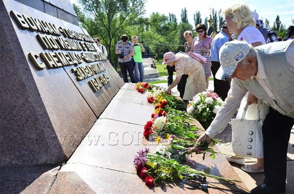 Никто не забыт, ничто не забыто: по случаю 72-й годовщины со дня начала Великой Отечественной войны сегодня возложили цветы к обелиску 
