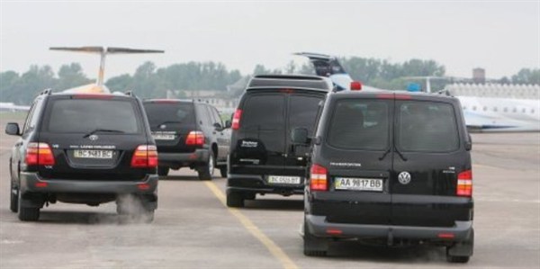 Обозленные водители изнывают в "горловской" пробке из-за кортежа Януковича 