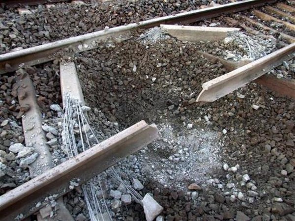 Движение поездов на перегоне "Новобахмутовка - Горловка" приостановлено: взорвали ж\д пути