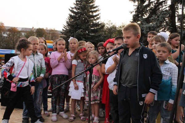 «Веселый сентябренок» на площади Победы: куклы-великаны, мороженое и почти сотня детишек-поэтов 