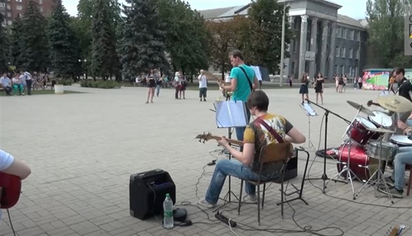 В Горловке прошел уличный музыкальный фестиваль (ВИДЕО)