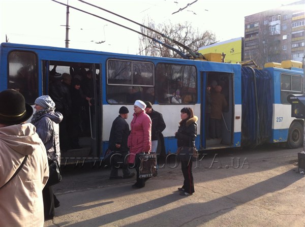 Пока в Горловке автобусы стояли, трамваи и троллейбусы перевозили людей по «рубчику» и в четыре раза увеличили кассу 