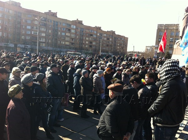 Митингующая Горловка вновь собирается субботним днем возле мэрии: (онлайн-трансляция на сайте Gorlovka.ua)
