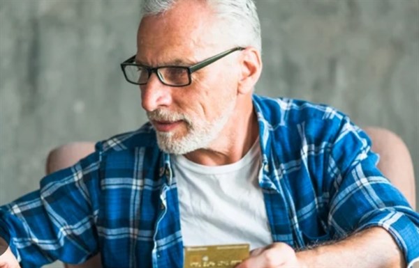 Виплата пенсій: всі громадяни та переселенці можуть змінювати спосіб виплати з пошти на картку