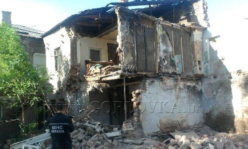 В Горловке в результате артобстрела пострадали 10 жилых домов в поселке Короленко. 