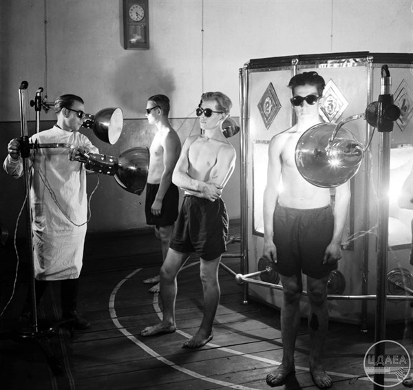 Історичне фото. Стильні гірники шахти «Новокіндратівка» в новому фотарії (Горлівка, 1963 рік)