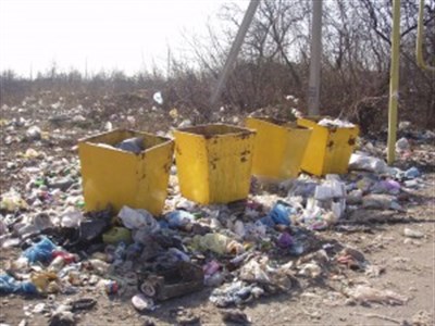 На улице, переименованной в честь отца Армена Саркисяна, образовалось обширное мусорное поле 