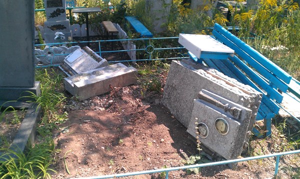 Беззащитные могилы: на кладбищах Горловки продолжают свирепствовать вандалы 