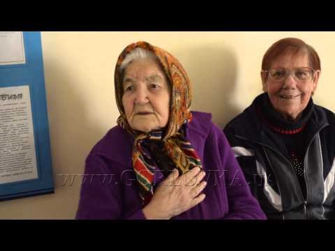 Горловские бабушки, получающие гумпомощь "Красного Креста", благодарят лидера боевиков Захарченко за "заботу и помощь"