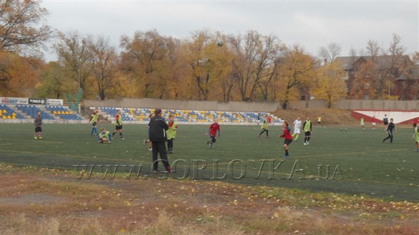 В Донецке беда: снаряд попал на стадион, на котором играли дети. Есть погибшие и раненые