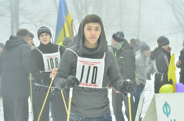 "Все побежали и я побежал": в горловской лыжне поучаствовали школьники, студенты, и даже журналисты. Чиновники не рискнули взять палки в руки (ВИДЕО) 