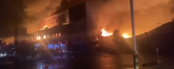 «Галактики» больше нет: видео пожара после обстрела жилмассива Строителей в Горловке 