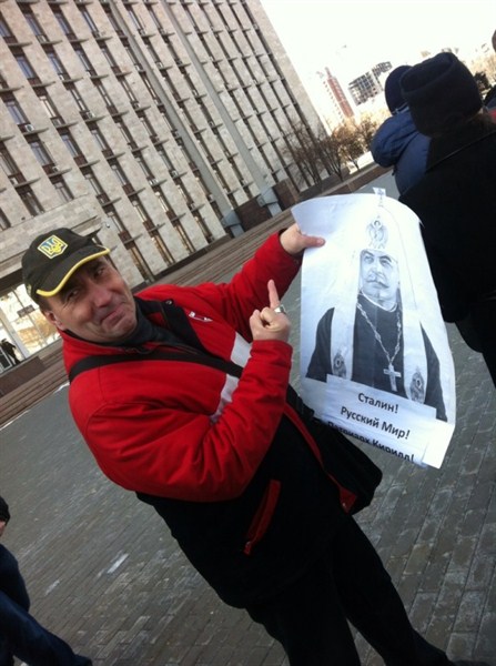Горловский "свободовец" показал "фак" Йосифу Сталину, изображенному в рясе Патриарха Кирилла (ФОТОФАКТ) 