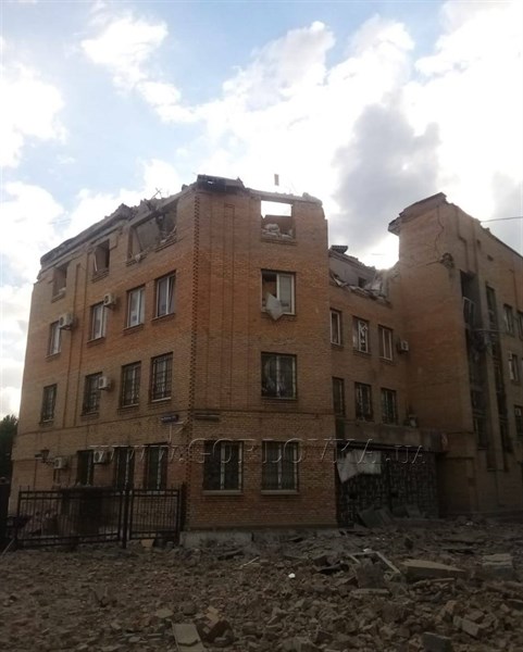 В Горловке в результате обстрела разрушено здание ОБОПа. Здесь с 2014-го был штаб боевиков “ДНР”