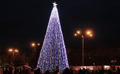 В Горловке открыли новогоднюю елку на площади Победы. Вот как это было