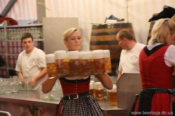 Горловчане на пивном фестивале "Октоберфест": официанты носятся как угорелые с 10-15 литровыми бокалами в руках, а посетители едят как не в себя (ФОТОРЕПОРТАЖ) 