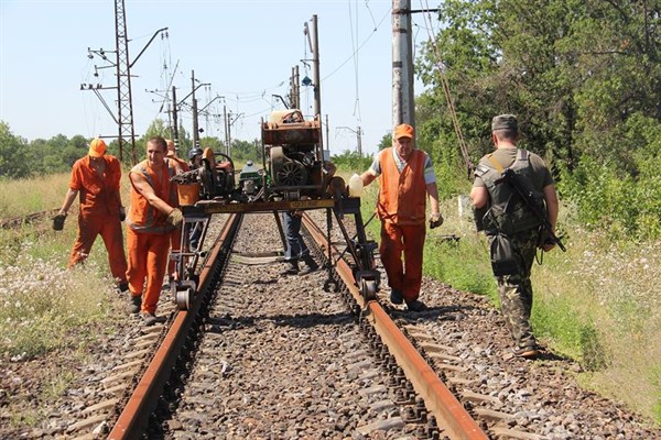 В пресс-центре АТО сообщают, что начались работы по восстановлению ж/д пути Горловка-Артемовск (ФОТО)