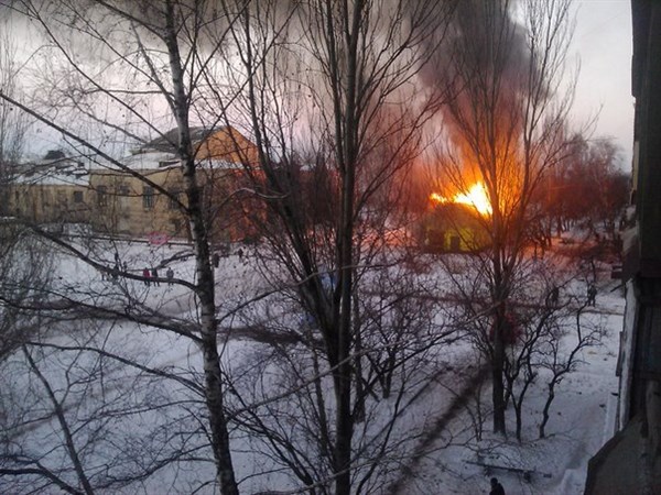 Горловка в огне: на Комсомольце и Бессарабке пожары, горит магазин, жители ужасаются количеству взрывов  (ДОБАВЛЕНО ВИДЕО)
