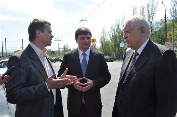 VIP-объезд: советник президента Николай Янковский посмотрел, как ремонтируются горловские дороги 